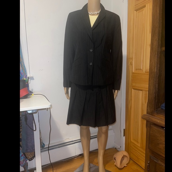 Alfani silk pinstripe skirt suit in black blazer size  6 skirt size  4 - Picture 2 of 3